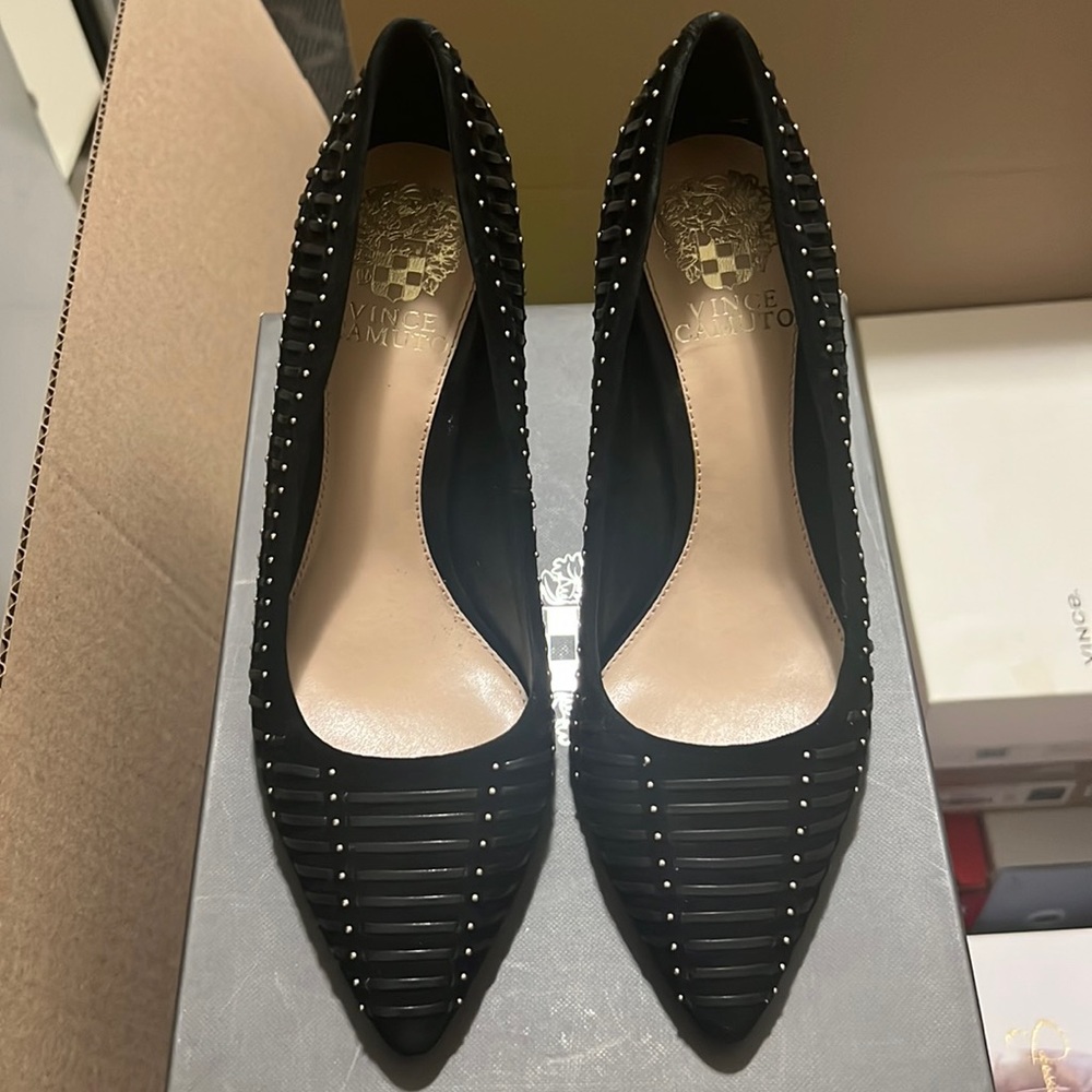 Vince Camuto heels size 7 black with suede and leather trim